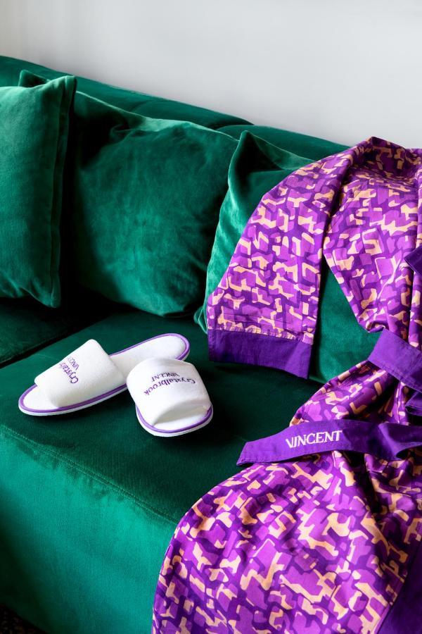 Отель Crystalbrook Vincent Брисбен Экстерьер фото A pair of slippers